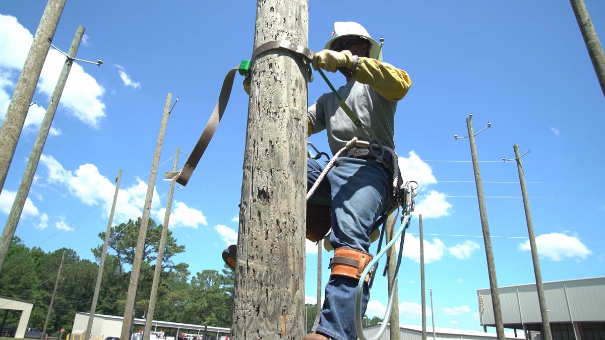 Partnership with Alabama Power prepares students to work as electric utility lineworkers across the state. 