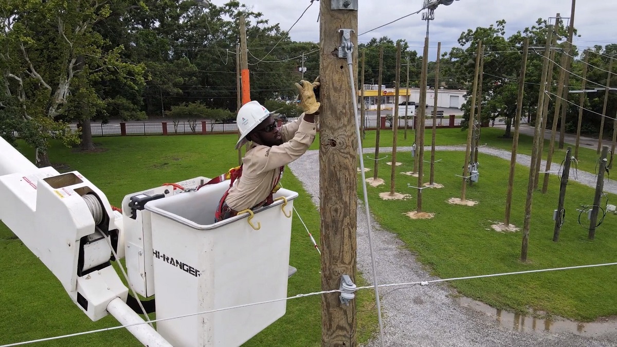 Partnership with Alabama Power prepares students to work as electric utility lineworkers across the state. 