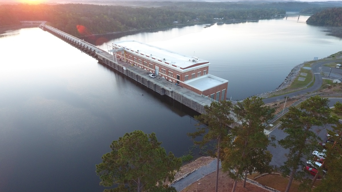 Alabama Power crew rescues father and daughter from Coosa River.