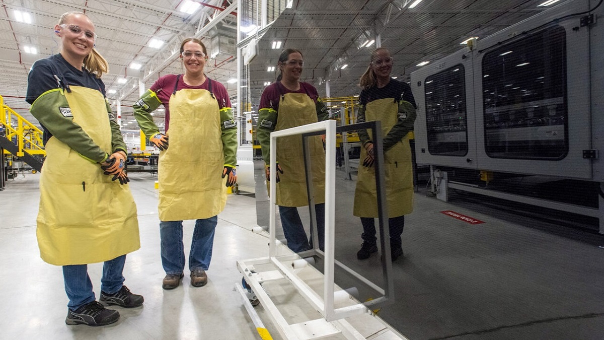 The move should make First Solar the nation's largest solar panel manufacturer.
