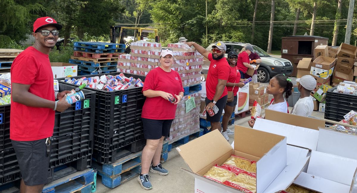 To help feed underserved families, Alabama Power volunteers sorted food and loaded food boxes into vehicles for clients of Manna Ministries in Alabaster.