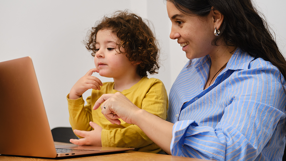 Familia mirando una computadora portátil